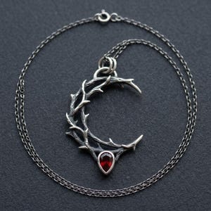 Gotische ketting met doornen en halve maan – Sterling zilver, hanger met synthetische granaat afbeelding 4