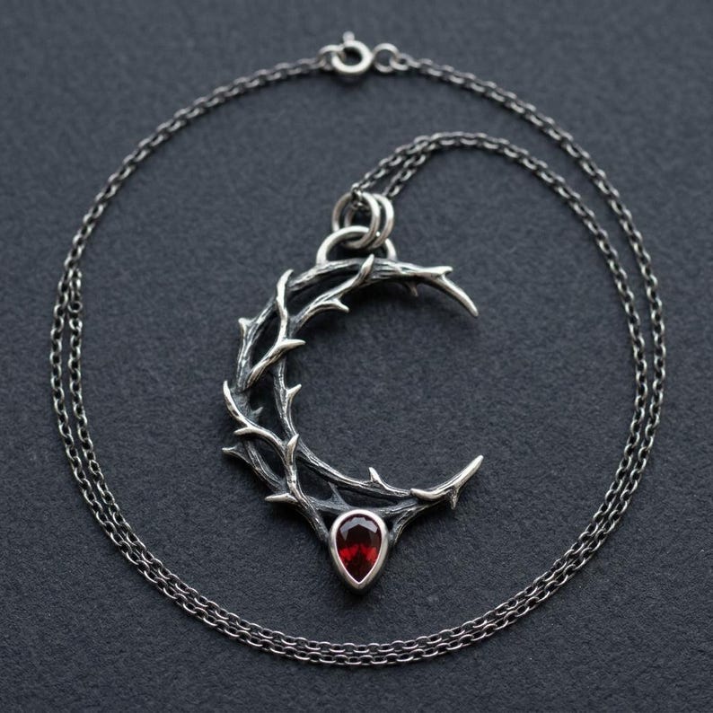 Gotische ketting met doornen en halve maan – Sterling zilver, hanger met synthetische granaat afbeelding 4