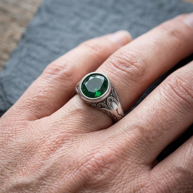 Bague gothique en argent sterling avec émeraude, chevalière en pierre verte, anneau victorien oxydé à motif d'épines, bague gothique pour homme, fabriquée sur commande image 4