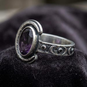 Anillo de fases lunares en plata de ley: media luna oxidada con amatista sintética, banda con estrellas engastadas, hecho a medida. imagen 2