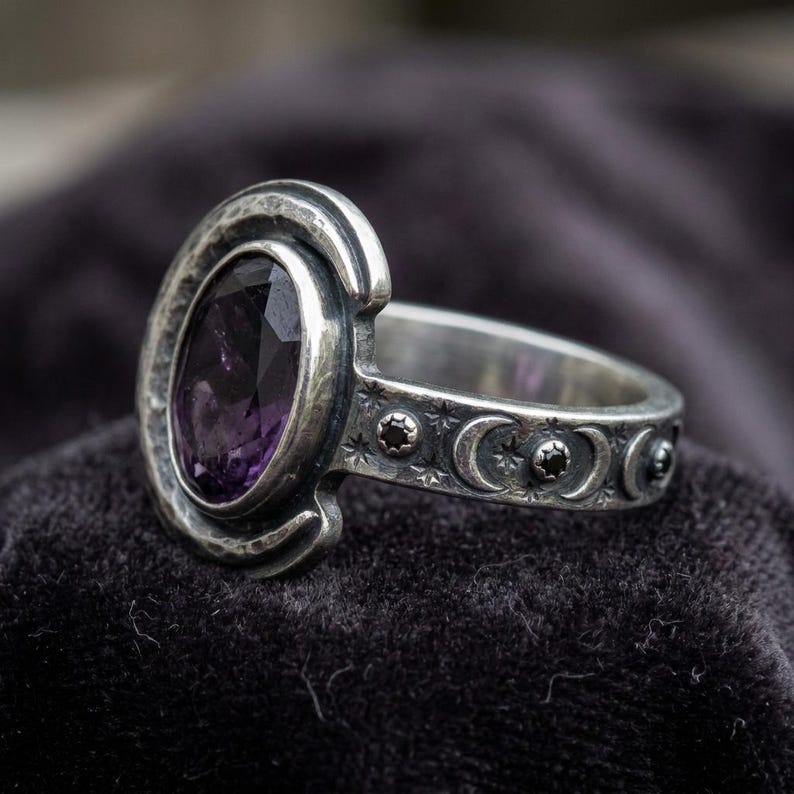 Anillo de fases lunares en plata de ley: media luna oxidada con amatista sintética, banda con estrellas engastadas, hecho a medida. imagen 2