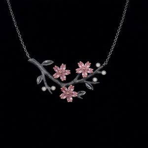Halskette aus Sterlingsilber mit Kirschblütenzweig, geschwärzter Sakura-Zweig mit rosafarbenen, im Labor hergestellten Steinen, oxidiert, auf Bestellung gefertigt Bild 3