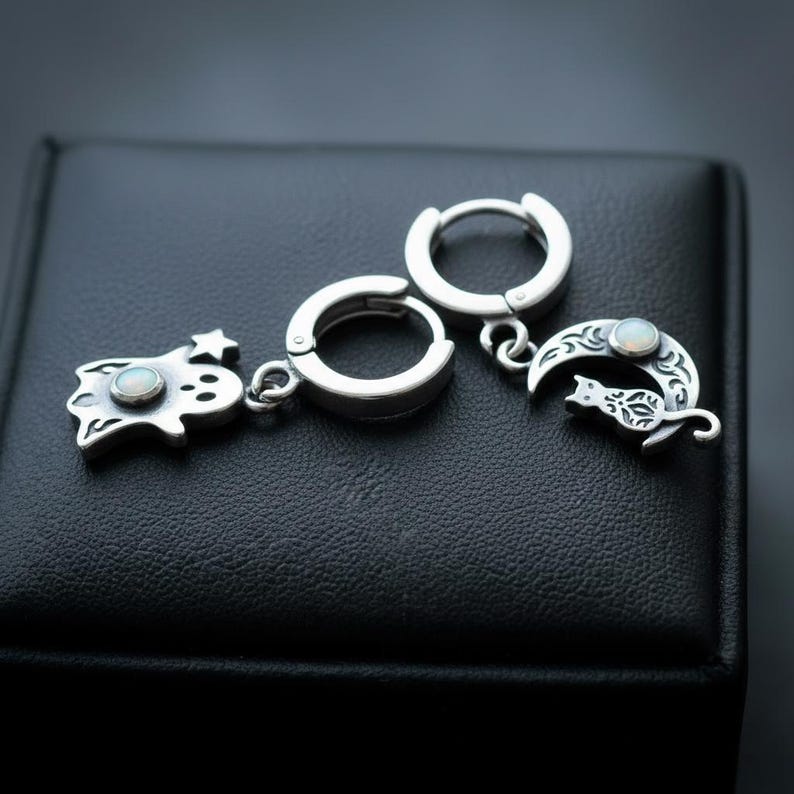 Pendientes de aro con diseño de fantasma y gato en plata de ley con ópalos creados en laboratorio, oxidados, hechos a medida. imagen 5