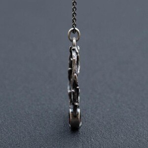 Gotische ketting met doornen en halve maan – Sterling zilver, hanger met synthetische granaat afbeelding 3