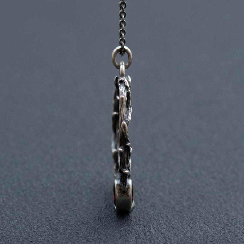 Gotische ketting met doornen en halve maan – Sterling zilver, hanger met synthetische granaat afbeelding 3