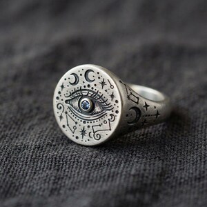 Anello con sigillo Occhio Onniveggente in argento sterling — Lune e stelle incise con pietra blu creata in laboratorio, realizzato su ordinazione. immagine 3