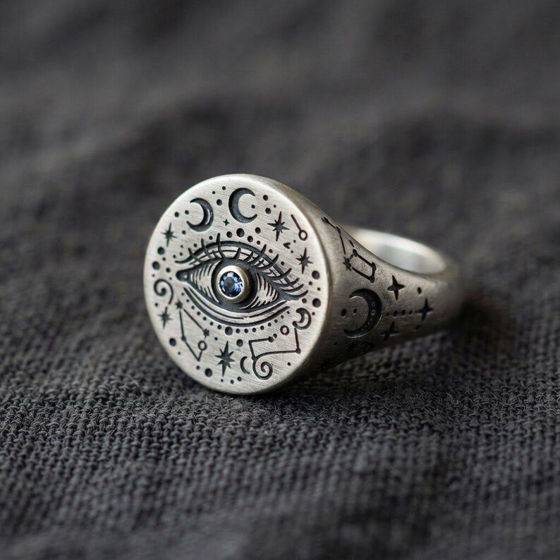 Anello con sigillo Occhio Onniveggente in argento sterling — Lune e stelle incise con pietra blu creata in laboratorio, realizzato su ordinazione. immagine 3