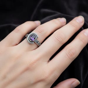 Anillo de fases lunares en plata de ley: media luna oxidada con amatista sintética, banda con estrellas engastadas, hecho a medida. imagen 3