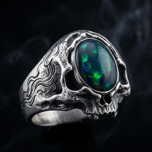 Ring met opaal en doodskop, sterling zilver, gotische Memento Mori statement ring, synthetische zwarte opaal, geoxideerd, op bestelling gemaakt afbeelding 1