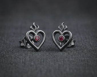 Oorbellen met vlammend hart — Oorbellen met heilig hart van zwart sterling zilver en een synthetische robijn, op bestelling gemaakt