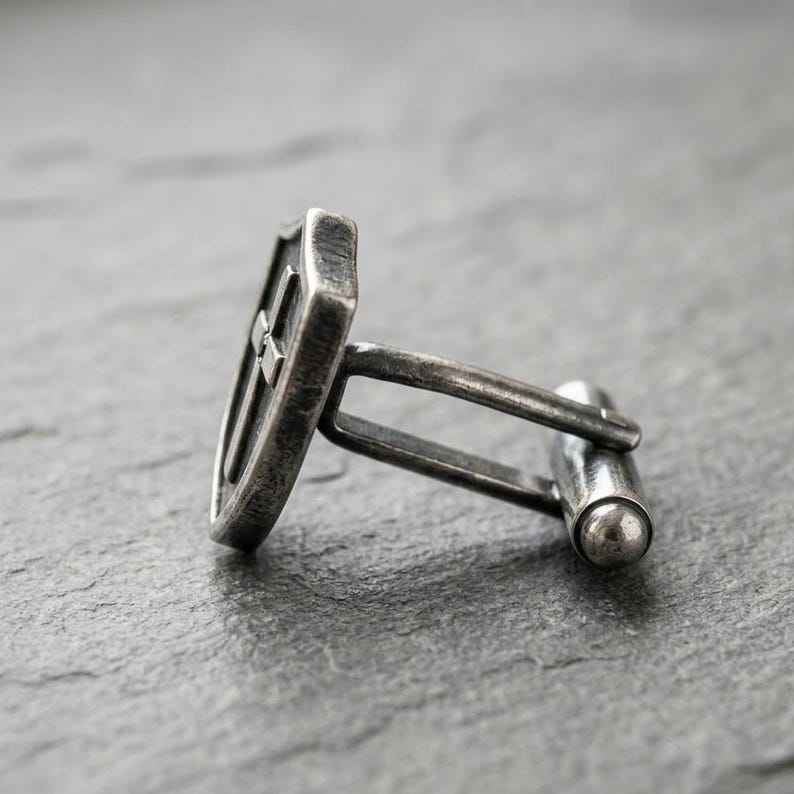 Manschettknappar i sterlingsilver med kors, manschettknappar med oxiderad gotisk sköld, manschettknappar med svart sten för män, gåva till marskalk, tillverkade på beställning bild 2
