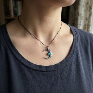 Halsband i sterlingsilver med halvmåne, månehänge i labbopal, oxiderat gotiskt himmelskt halsband, häxsmycken, tillverkat på beställning bild 4