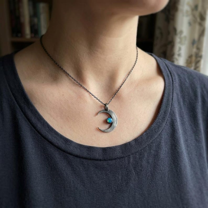 Halsband i sterlingsilver med halvmåne, månehänge i labbopal, oxiderat gotiskt himmelskt halsband, häxsmycken, tillverkat på beställning bild 4
