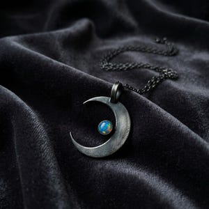 Halsband i sterlingsilver med halvmåne, månehänge i labbopal, oxiderat gotiskt himmelskt halsband, häxsmycken, tillverkat på beställning bild 1