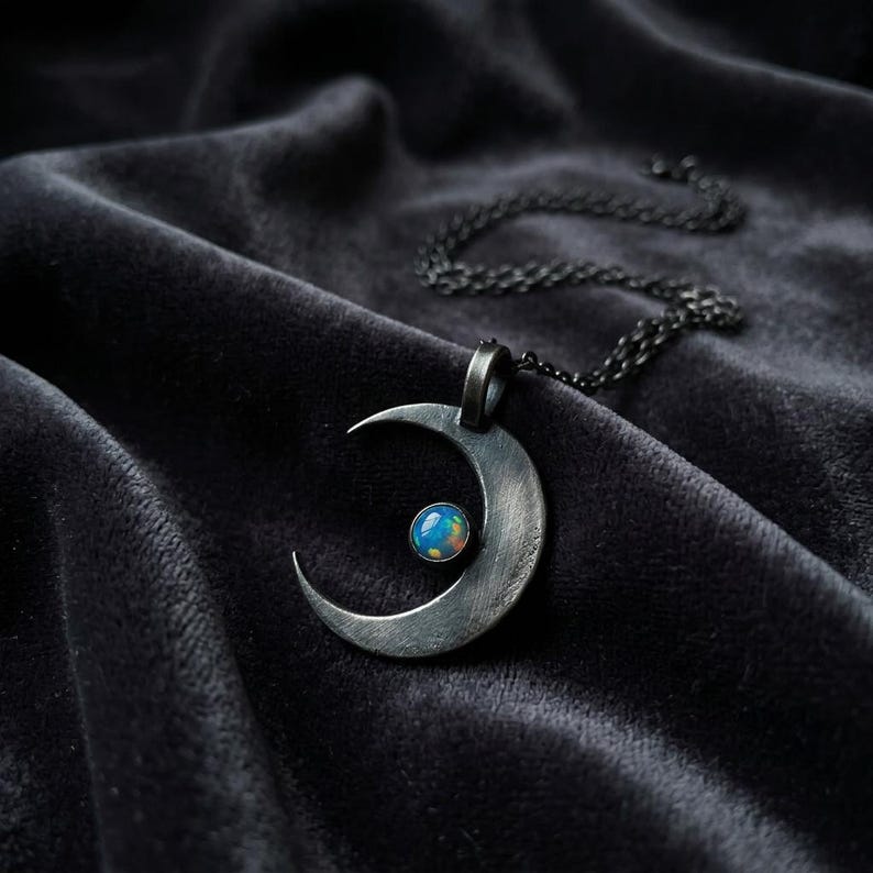 Halsband i sterlingsilver med halvmåne, månehänge i labbopal, oxiderat gotiskt himmelskt halsband, häxsmycken, tillverkat på beställning bild 1
