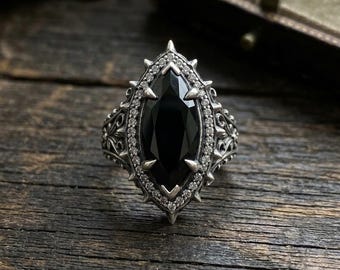 Bague gothique en onyx noir, bague imposante en argent sterling, bague cocktail marquise, filigrane victorien oxydé, style Dark Academia, sur commande