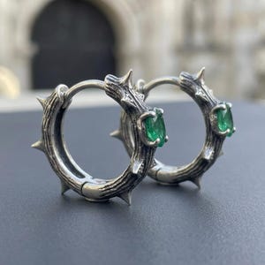 Sterling Silver Thorn Hoop Earrings, Gothic Oxidized Huggie Hoops, Lab-Created Emerald, Briar Branch Earrings, Made to Order immagine 2