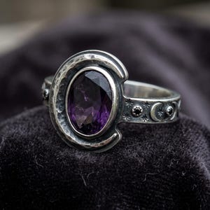 Anillo de fases lunares en plata de ley: media luna oxidada con amatista sintética, banda con estrellas engastadas, hecho a medida. imagen 4