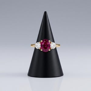 Bague trois pierres rubis, bague trilogie en argent doré, rubis de synthèse et saphir blanc, passé, présent, futur, pierre de naissance de juillet, sur commande image 3