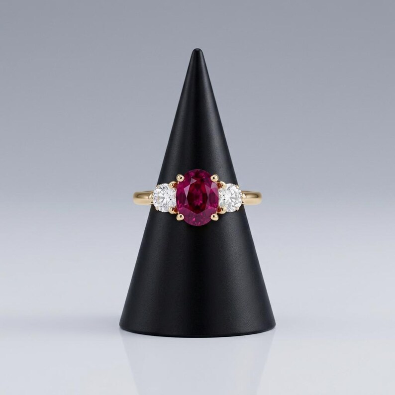 Bague trois pierres rubis, bague trilogie en argent doré, rubis de synthèse et saphir blanc, passé, présent, futur, pierre de naissance de juillet, sur commande image 3