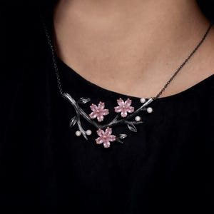 Halskette aus Sterlingsilber mit Kirschblütenzweig, geschwärzter Sakura-Zweig mit rosafarbenen, im Labor hergestellten Steinen, oxidiert, auf Bestellung gefertigt Bild 2