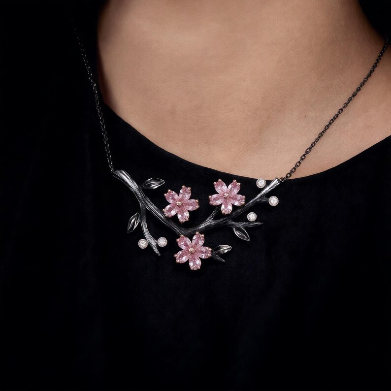 Halskette aus Sterlingsilber mit Kirschblütenzweig, geschwärzter Sakura-Zweig mit rosafarbenen, im Labor hergestellten Steinen, oxidiert, auf Bestellung gefertigt Bild 2