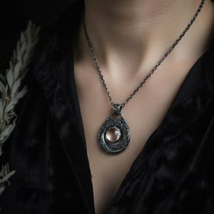 Wisiorek Scrying Orb Moon ze srebra wysokiej próby – oksydowana oprawa z bluszczu i gwiazd z półksiężycem, łańcuszek w zestawie, wykonany na zamówienie zdjęcie 2