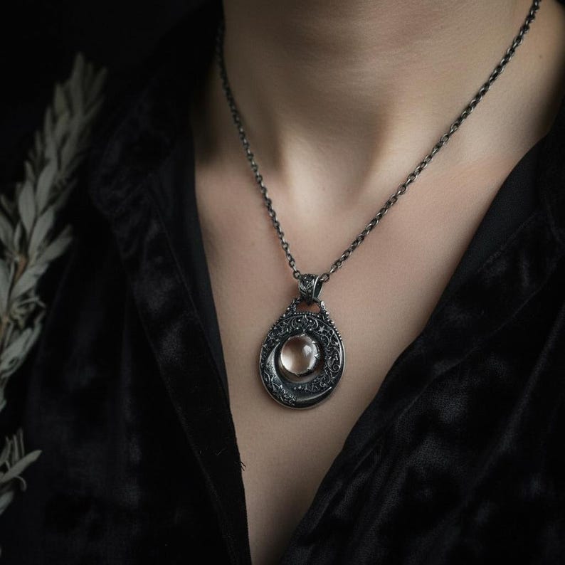 Wisiorek Scrying Orb Moon ze srebra wysokiej próby – oksydowana oprawa z bluszczu i gwiazd z półksiężycem, łańcuszek w zestawie, wykonany na zamówienie zdjęcie 2
