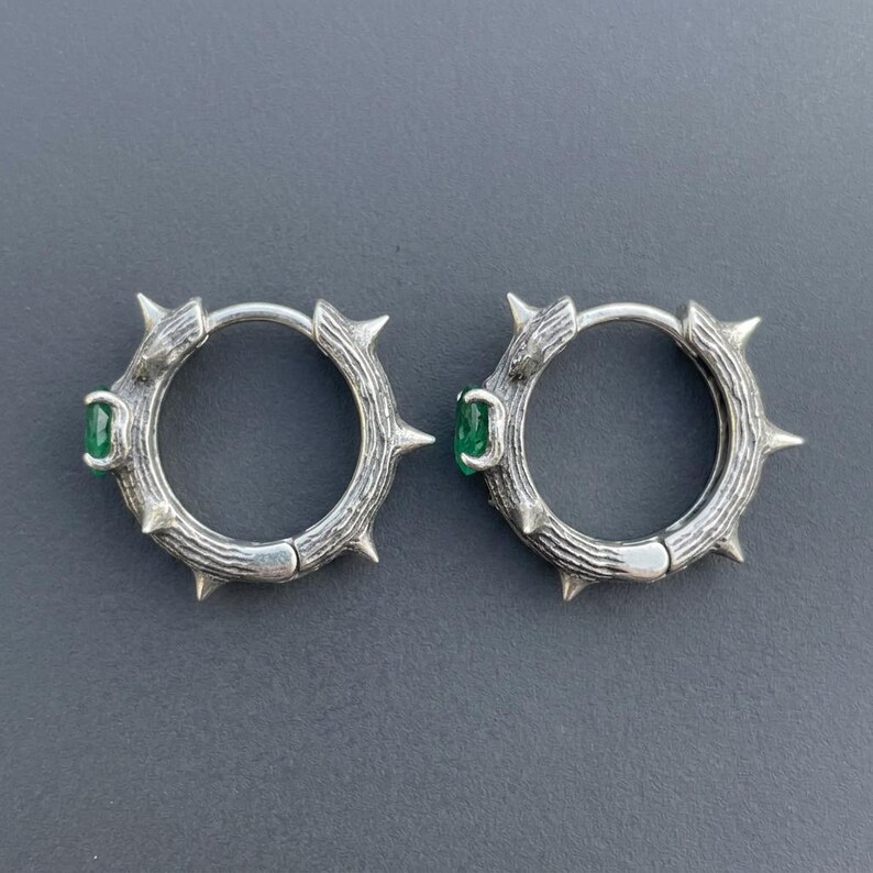 Sterling Silver Thorn Hoop Earrings, Gothic Oxidized Huggie Hoops, Lab-Created Emerald, Briar Branch Earrings, Made to Order immagine 4