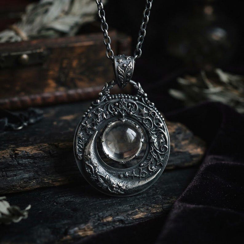 Wisiorek Scrying Orb Moon ze srebra wysokiej próby – oksydowana oprawa z bluszczu i gwiazd z półksiężycem, łańcuszek w zestawie, wykonany na zamówienie zdjęcie 3