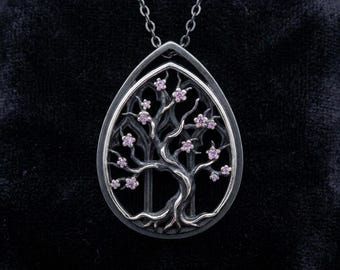 Colar em prata de lei com pingente de cerejeira em flor, estilo janela gótica com pedras rosa sintéticas, formato de gota oxidada, feito sob encomenda.