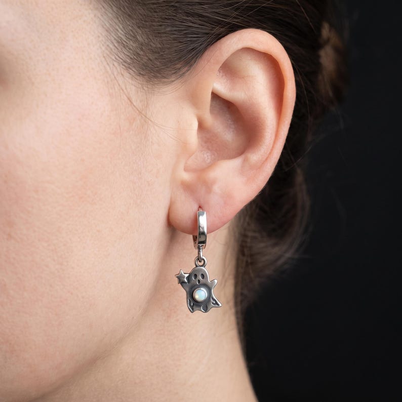 Pendientes de aro con diseño de fantasma y gato en plata de ley con ópalos creados en laboratorio, oxidados, hechos a medida. imagen 2