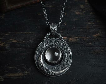 Colgante de luna con orbe de adivinación en plata de ley — Marco de hiedra y estrella oxidada con luna creciente, cadena incluida, hecho a medida.