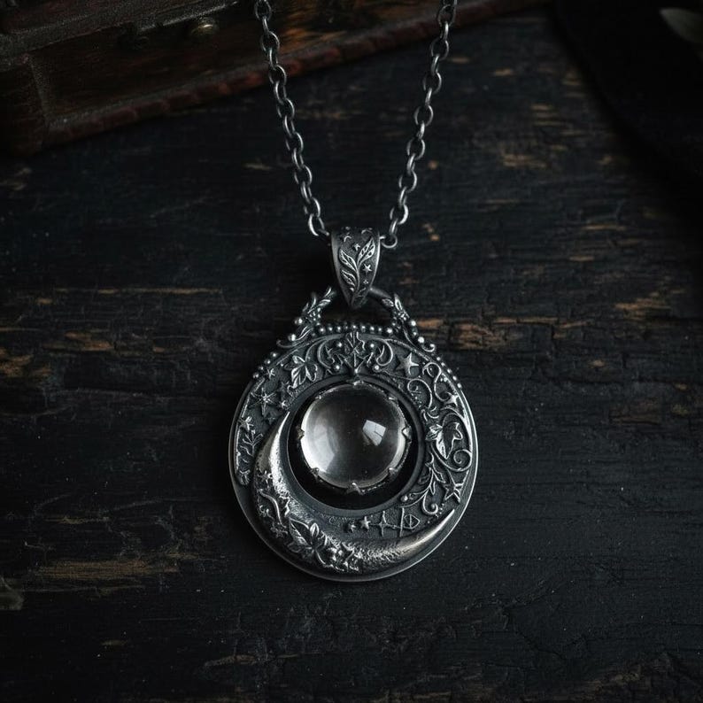 Wisiorek Scrying Orb Moon ze srebra wysokiej próby – oksydowana oprawa z bluszczu i gwiazd z półksiężycem, łańcuszek w zestawie, wykonany na zamówienie zdjęcie 1