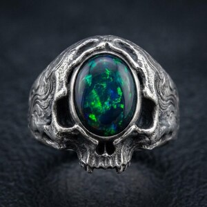 Ring met opaal en doodskop, sterling zilver, gotische Memento Mori statement ring, synthetische zwarte opaal, geoxideerd, op bestelling gemaakt afbeelding 2