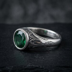 Bague gothique en argent sterling avec émeraude, chevalière en pierre verte, anneau victorien oxydé à motif d'épines, bague gothique pour homme, fabriquée sur commande image 1