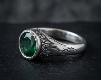 Bague gothique en argent sterling avec émeraude, chevalière en pierre verte, anneau victorien oxydé à motif d'épines, bague gothique pour homme, fabriquée sur commande