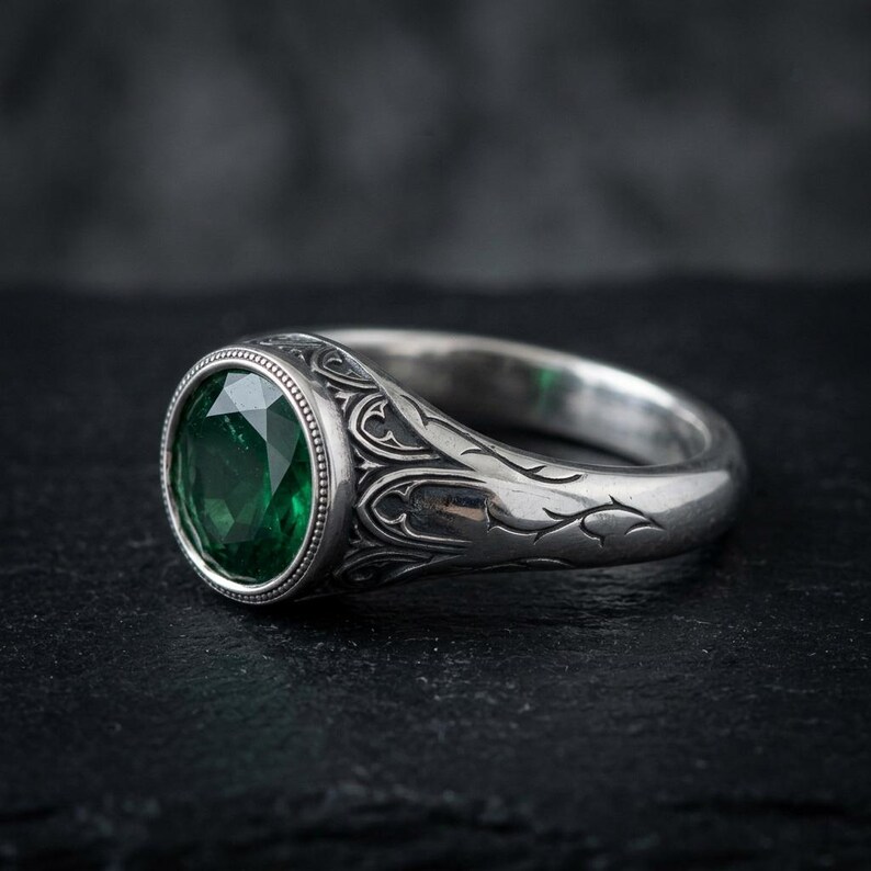 Bague gothique en argent sterling avec émeraude, chevalière en pierre verte, anneau victorien oxydé à motif d'épines, bague gothique pour homme, fabriquée sur commande image 1