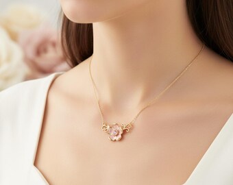 Halskette mit rosafarbener Blüte, Anhänger aus goldvergoldetem Sterlingsilber mit zartem Emaille-Blütenblattmotiv, botanischer Schmuck, Geschenkidee für Sie, auf Bestellung gefertigt