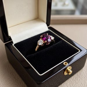 Bague trois pierres rubis, bague trilogie en argent doré, rubis de synthèse et saphir blanc, passé, présent, futur, pierre de naissance de juillet, sur commande image 5