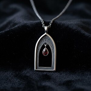 Colar em prata de lei com arco gótico, pingente de janela de catedral com gota de granada sintética, joia estilo Dark Academia oxidada, feito sob encomenda. imagem 1