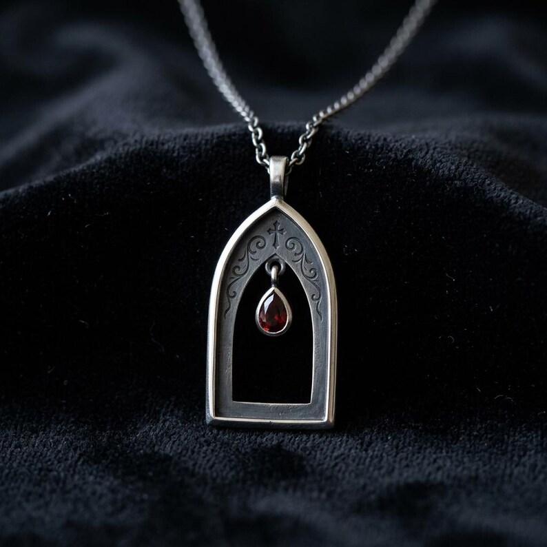 Colar em prata de lei com arco gótico, pingente de janela de catedral com gota de granada sintética, joia estilo Dark Academia oxidada, feito sob encomenda. imagem 1