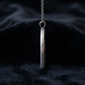 Colar em prata de lei com arco gótico, pingente de janela de catedral com gota de granada sintética, joia estilo Dark Academia oxidada, feito sob encomenda. imagem 4