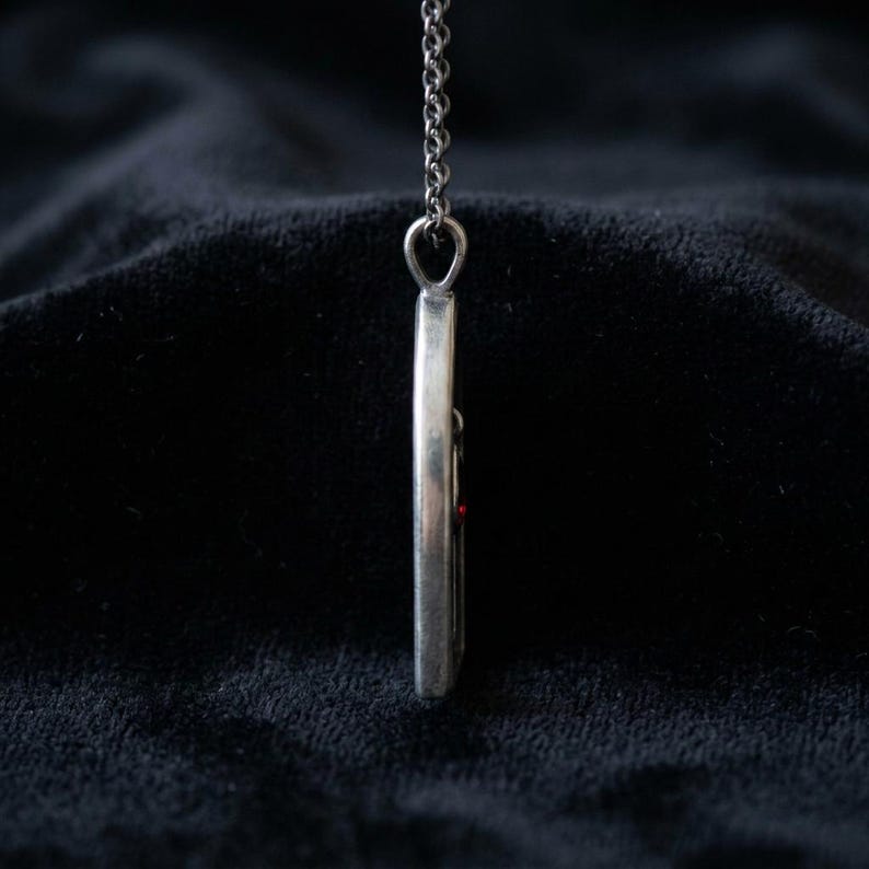 Colar em prata de lei com arco gótico, pingente de janela de catedral com gota de granada sintética, joia estilo Dark Academia oxidada, feito sob encomenda. imagem 4