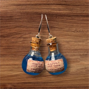 Boucles d'oreilles fantaisie en potion Happily Ever After Bijoux | Inspiré du thème Shrek | Boucles d'oreilles amusantes | Collier drôle | Porte-clés amusant
