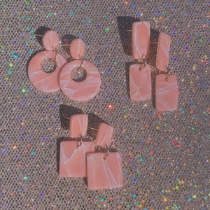 Fausses boucles d’oreilles en argile en acier ondulé de quartz rose | Rétro, carré, rectangle