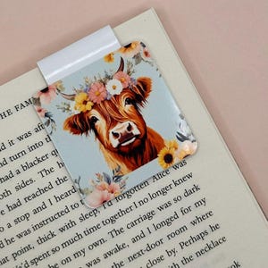 Handmade Magnetic Bookmark - Highland Cow with Flower Crown / Book Lover / Bookworm / Page Keeper / Gift / Booktok