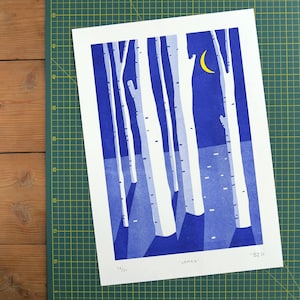 Stampa RISOGRAPH A3 FOREST - Notte nel bosco, cielo azzurro, regalo per gli amanti degli alberi e della natura, opera d'arte raffigurante la luna / Edizione limitata CACICAKADUZ