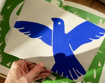 DOVE 3 Linocut Print - Paz, Amor, Libertad, Flying Bird Wall Art, Regalo único para los amantes de las aves, Impreso a mano / Edición limitada - CACICAKADUZ