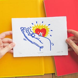 Stampa linoleografica FLAMING HEART – Opera d'arte originale / Arte murale a tema amore / Rosso, blu e giallo / Colori vivaci / Edizione limitata